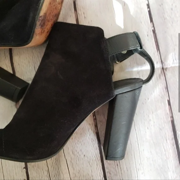 VINCE Addison Black Suede Peep Toe High Heel
Booties Block Heel T-Strap Back Sz8 - Picture 7 of 9